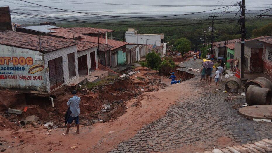 Alto volume de chuvas abre outra cratera no bairro de Felipe Camarão, Zona Leste de Natal