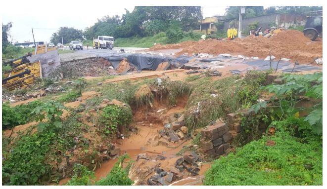 Após cratera se abrir, trecho da BR-226 em Natal é interditado por tempo indeterminado