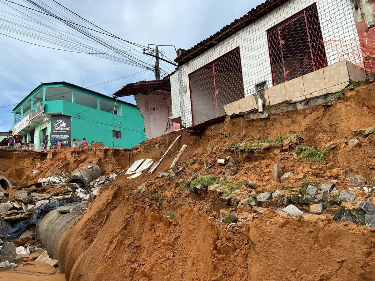 Após novas chuvas, situação piora e casa desaba em Felipe Camarão - Correio  do Agreste