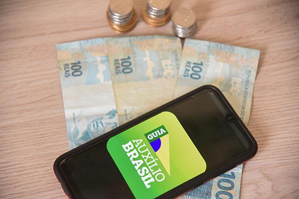 Beneficiários com NIS final 3 recebem hoje Auxílio Brasil