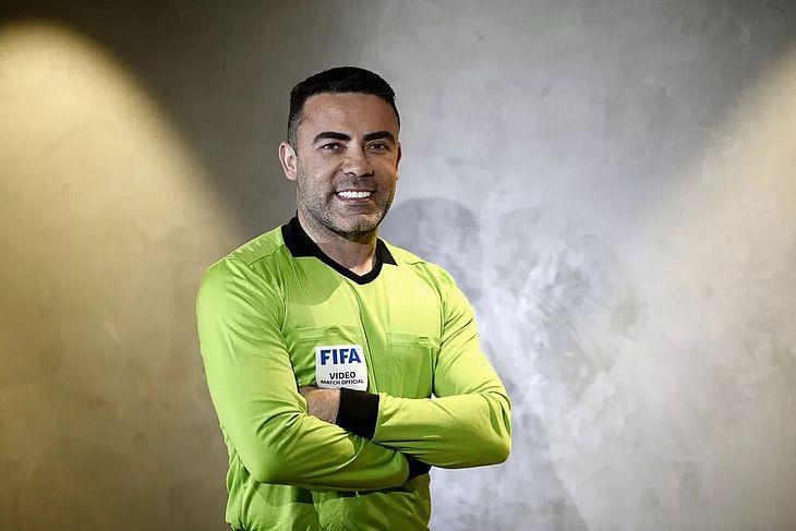 Brasileiro é o primeiro juiz Fifa a se declarar gay