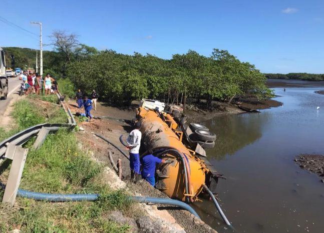 Caminhão limpa-fossas tomba e cai em rio de Natal