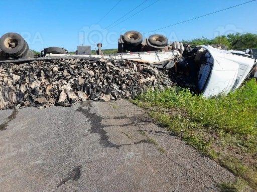 Carreta carregada de couro tomba após colisão com carro pequeno na RN 015