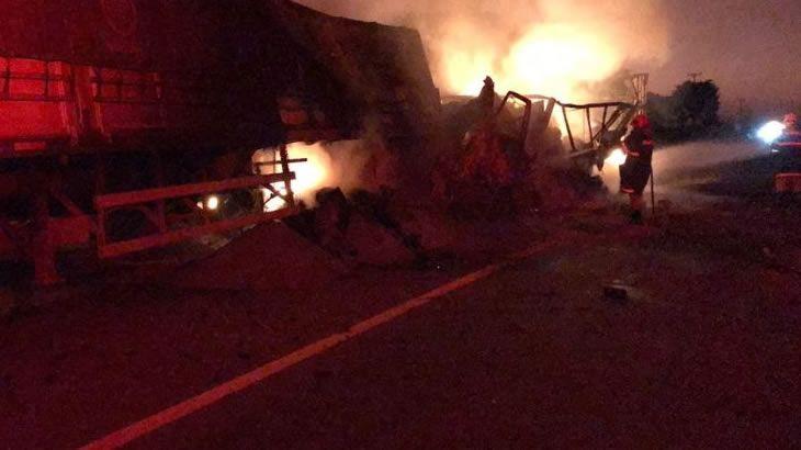 CARRETAS COLIDEM, PEGAM FOGO NA BR-364 E MOTORISTA FICA FERIDO