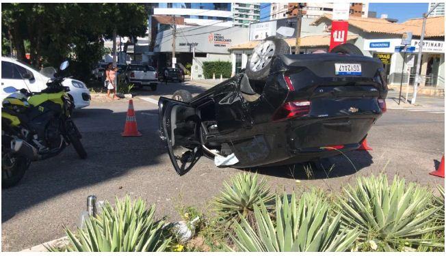 Carro capota após colisão em cruzamento na Zona Leste de Natal