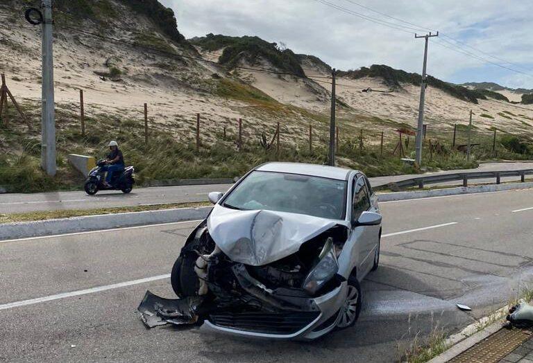 Carro perde controle e bate em poste na Via Costeira