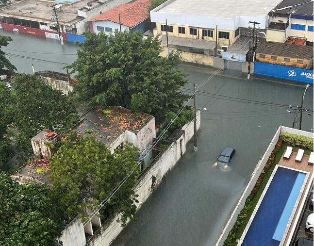 Chuva alaga ruas, abre crateras e invade casas em Natal: 'Perdi tudo, é muito descaso', diz morador