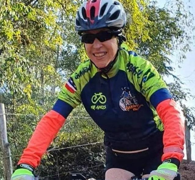 Ciclista morre eletrocutada ao passar por fio solto de poste durante trilha