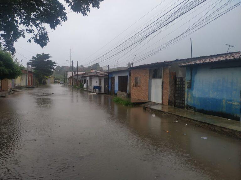 Com fortes chuvas em Natal, moradores do Pajuçara ficam “ilhados”