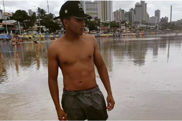 Corpo encontrado por bombeiros em praia da Grande Natal pode ser de jovem que se afogou em Ponta Negra
