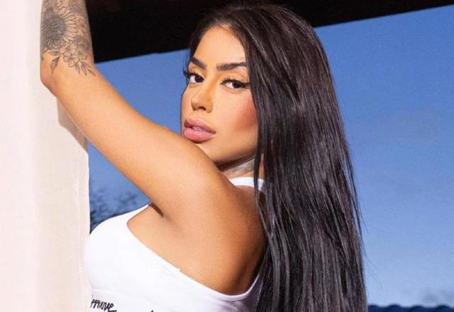 Em ensaio fotográfico, Mirella surge completamente nua e chama a atenção dos internautas