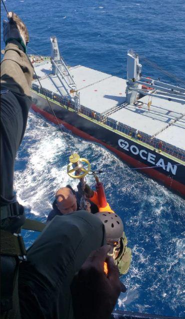 Esquadrão da base aérea de Natal resgata homem com suspeita de AVC em navio em alto-mar