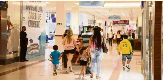 Homem é flagrado filmando partes íntimas de criança em shopping de Natal