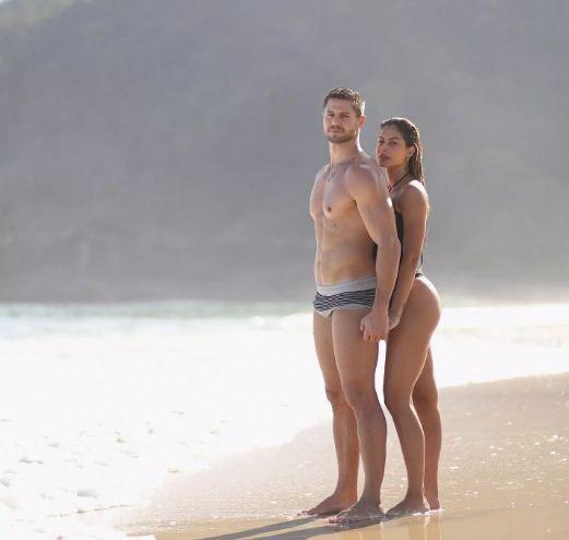 Jonas e Mari Gonzalez posam em praia paradisíaca e fãs elogiam: 'Que casal'