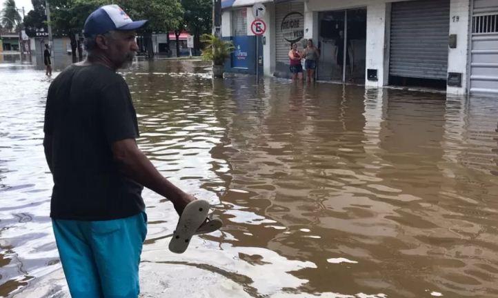 Macaíba: Ruas do centro alagam e água invade casas e lojas