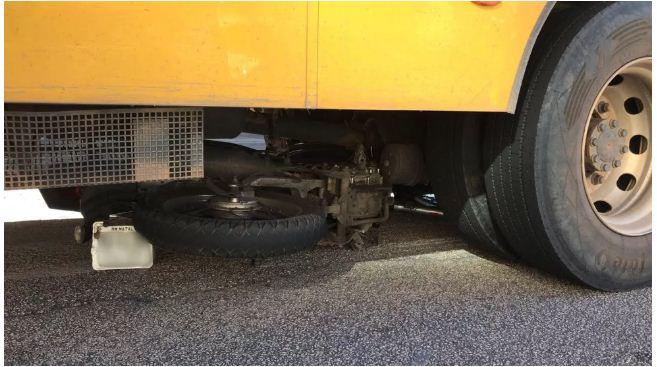 Motociclista morre após ser atingido e arrastado por ônibus escolar