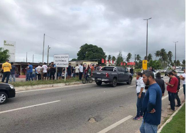 Motoristas por aplicativo fazem protesto e cobram segurança após morte de colega em Natal