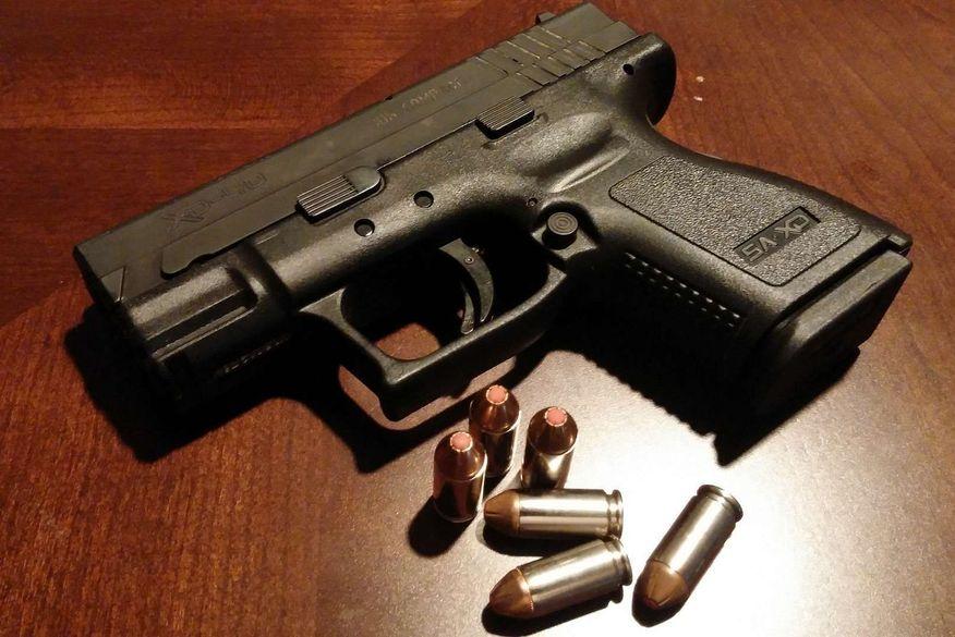 Mulher é atingida com disparos de arma de fogo em frente a fábrica onde trabalhava