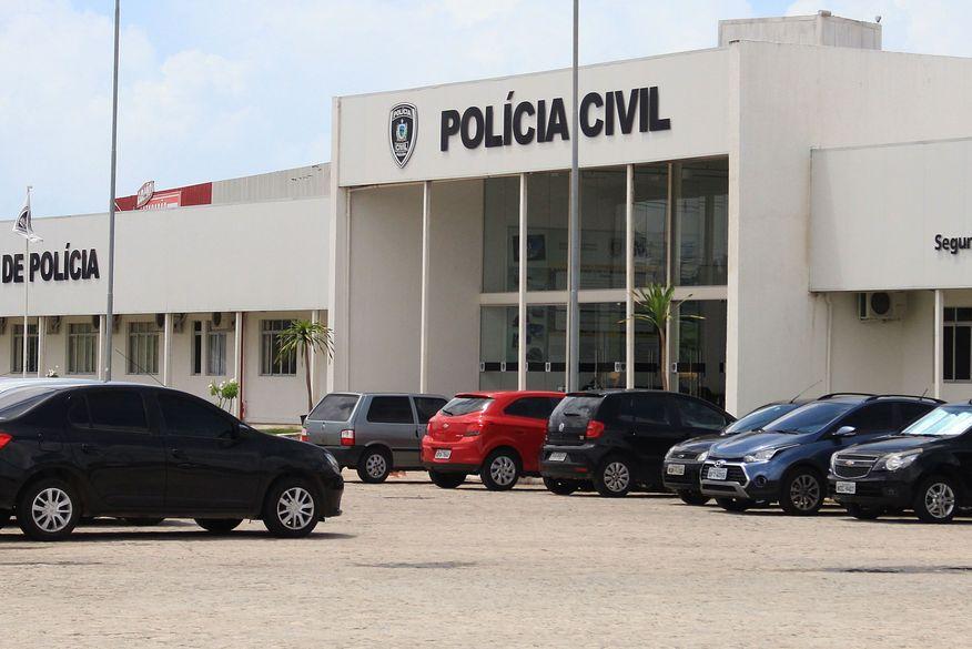 Mulher é presa suspeita de espancar e torturar enteada adolescente com serrote e pedaço de madeira com pregos