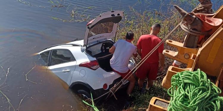 Mulher morre após perder controle de carro e cair em açude