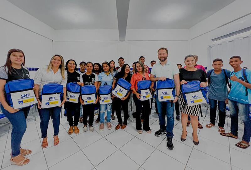 NA RECÉM REFORMADA ESCOLA MUNICIPAL TEREZINHA LEITE, PREFEITO DANIEL MARINHO ENTREGA KITS AOS ALUNOS DA EJA
