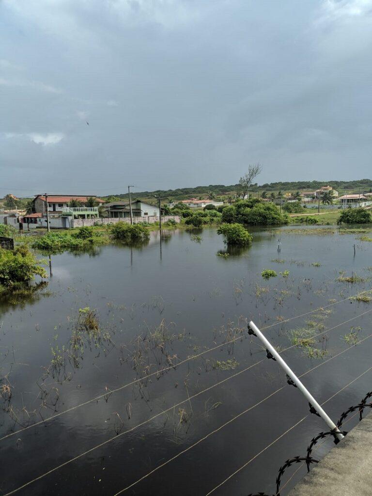 NÍSIA FLORESTA: PRAIA DE BARRA DE TABATINGA TAMBÉM REGISTRA TRECHOS ALAGADOS