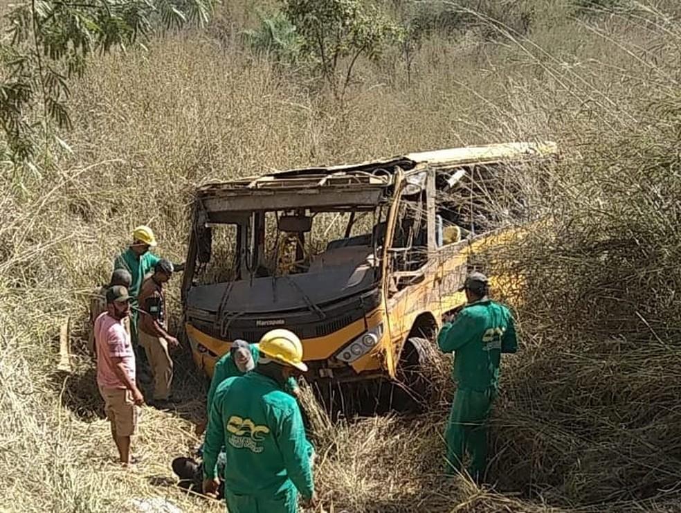 Ônibus escolar com time de futebol amador cai em ribanceira e deixa 3 mortos, e vários feridos no Nordeste