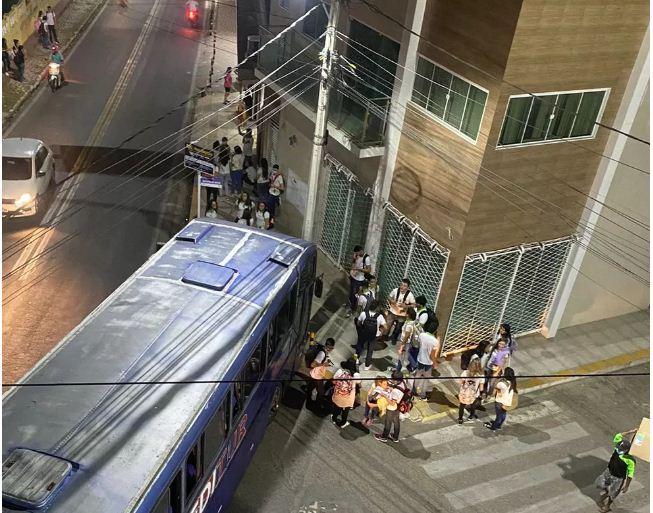 Ônibus escolar sem freio colide com poste em município do Oeste do RN