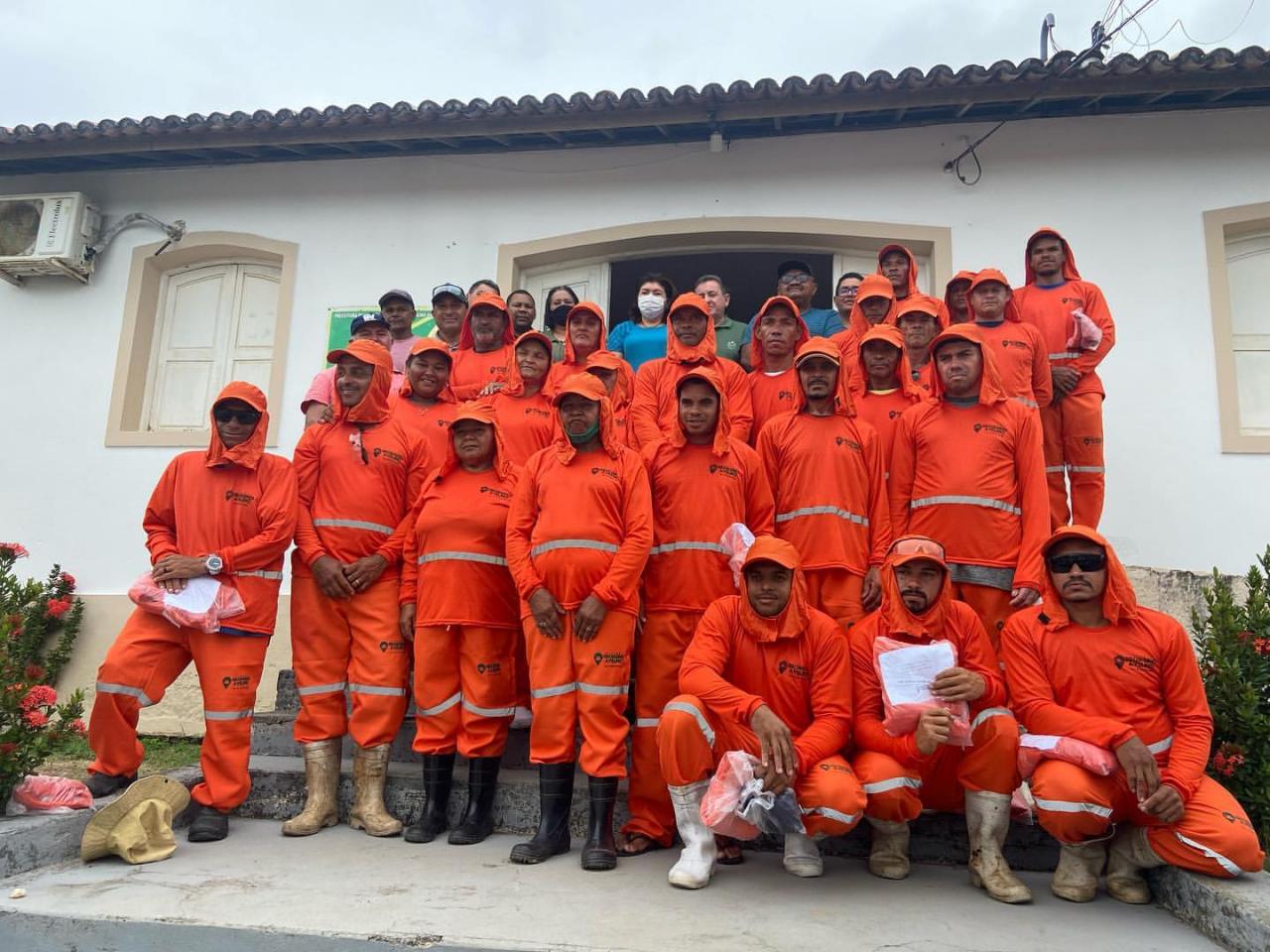 PREFEITURA DE GEORGINO AVELINO ENTREGA DO NOVO FARDAMENTO À TRABALHADORES