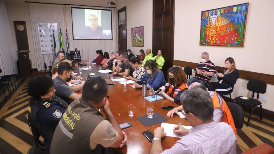 Prefeitura de Natal faz reunião de emergência para definir ações de defesa às chuvas intensas