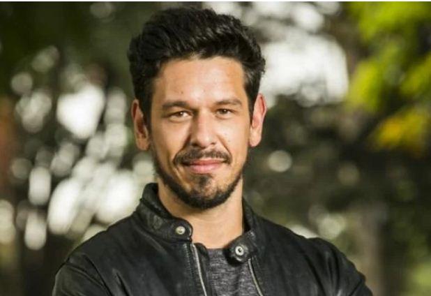 “Sou um homem que chora transando”, revela o ator João Vicente