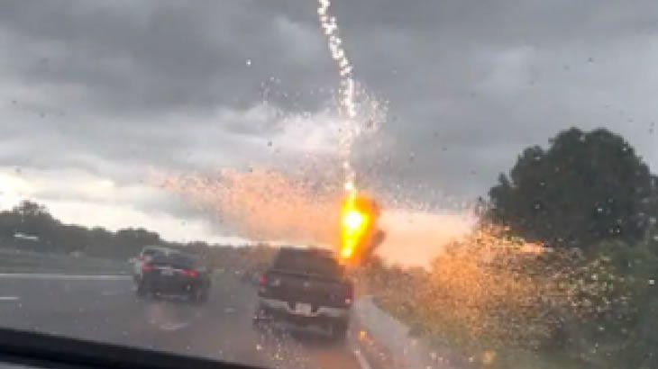 VÍDEO: IMPRESSIONANTE - CÂMERA REGISTRA MOMENTO QUE RELÂMPAGO ACERTA CARRO