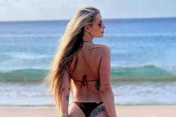Yasmin Brunet posa de biquíni e mostra tattoo ousada