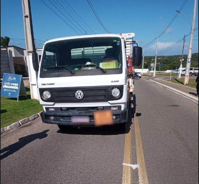 Adolescente de 12 anos é atropelada por caminhão ao tentar atravessar via para ir à escola na Grande Natal