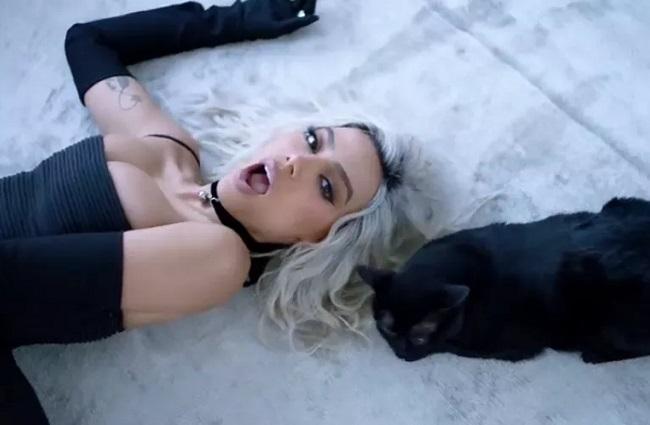 Anitta lança o videoclipe de 'Gata': 'Adorei incorporar uma mulher felina'