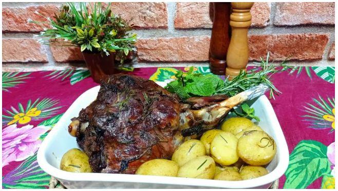 Aprenda a receita de um pernil de cordeiro com batatas