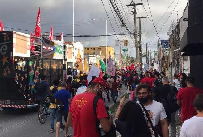 Ato em defesa da democracia leva estudantes e movimentos sociais às ruas em Natal