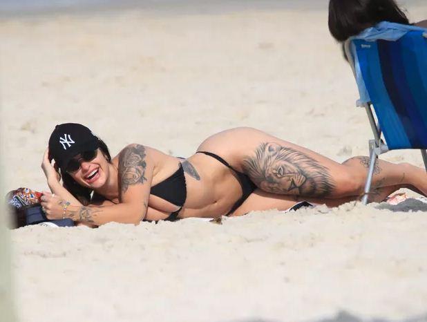 Bárbara Labres renova bronze após jogar bola em praia do Rio de Janeiro