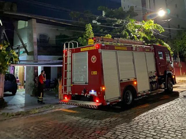 Bombeiros controlam incêndio e resgatam mãe e filho na zona Leste de Natal