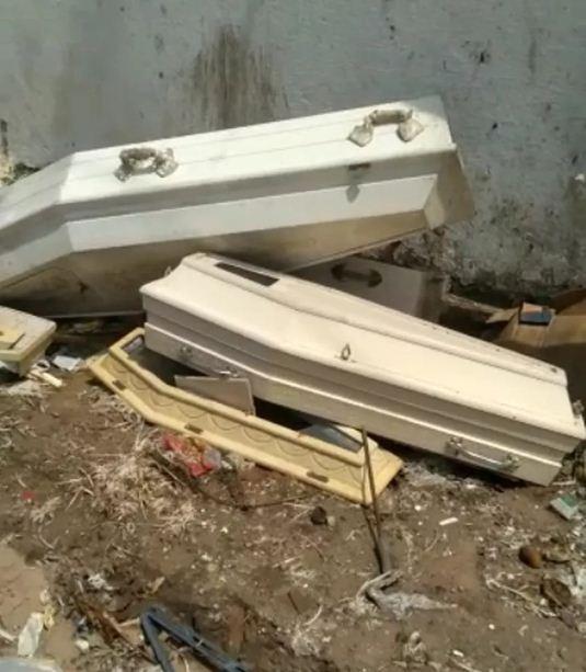 Caixões são encontrados em área externa de cemitérios na zona Oeste de Natal