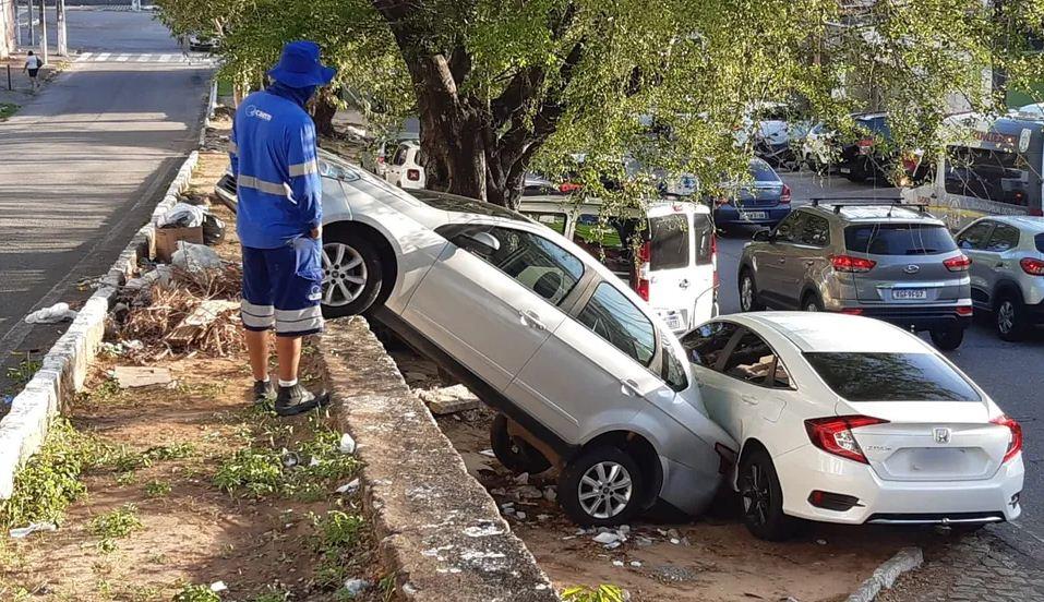Carro sem motorista desce ladeira, atravessa avenida e atinge outro veículo após cair de canteiro em Natal