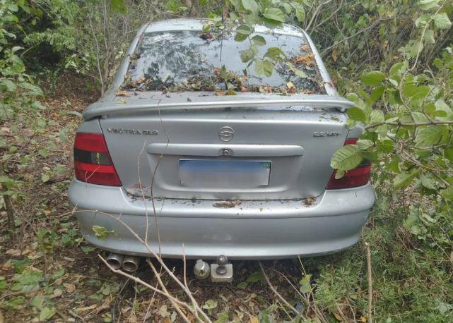 Casal é executado a tiros dentro de carro e criança de 1 ano é achada às margens de rodovia no interior do RN