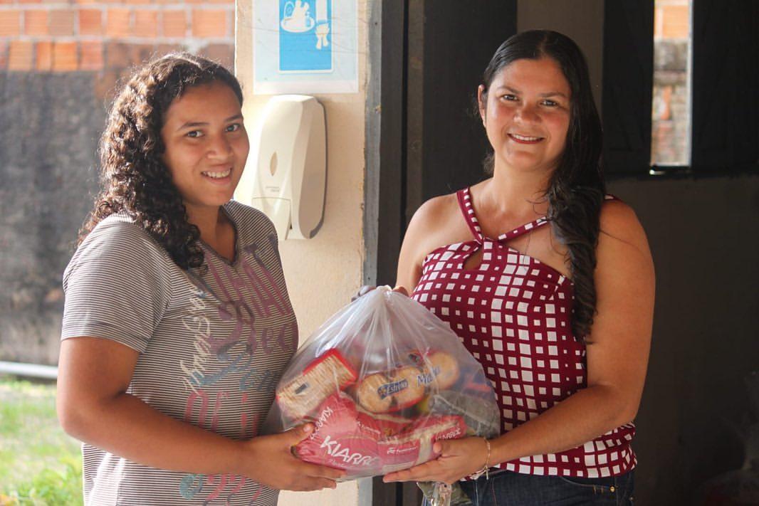 CERCA DE 500 CESTAS SÃO DISTRIBUÍDAS EM GEORGINO AVELINO