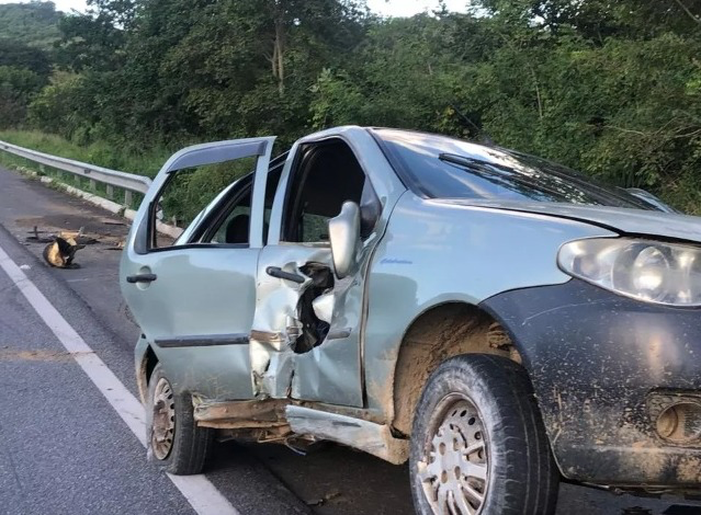 Criança de 10 anos é arremessada de veículo durante colisão com carreta no Nordeste