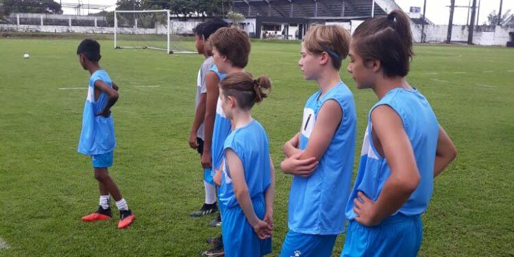 Crianças canadenses fazem intercâmbio na escolinha de futebol do ABC