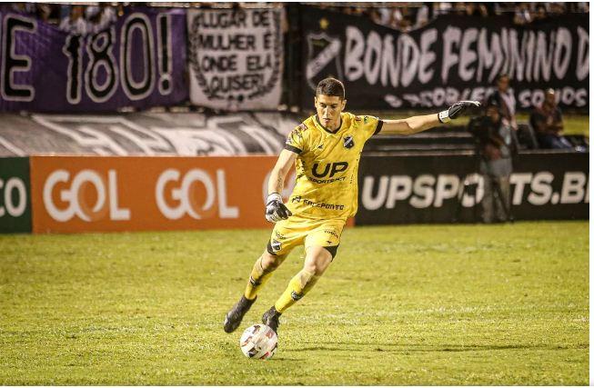 Destaque do ABC na Série C, goleiro Pedro Paulo acerta transferência para o Atlético-GO