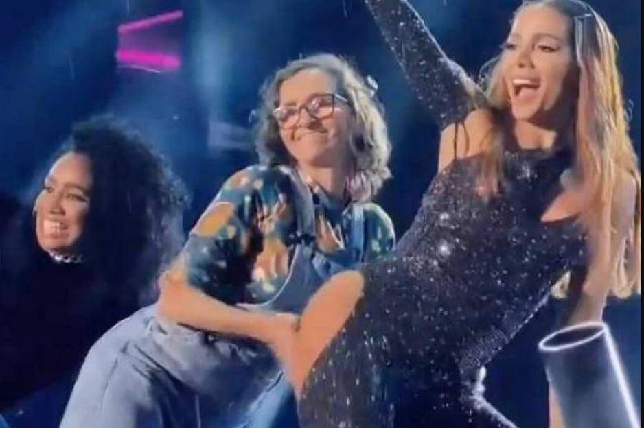 Fã do RN rebola com Anitta no palco do Garota Vip e viraliza: “Era o meu sonho”