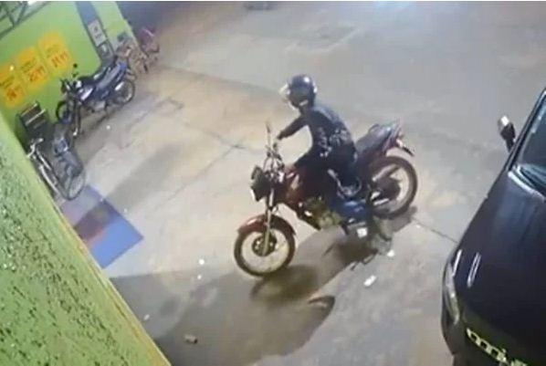 Homem assalta mercado, esquece a mochila aberta e deixa o dinheiro cair