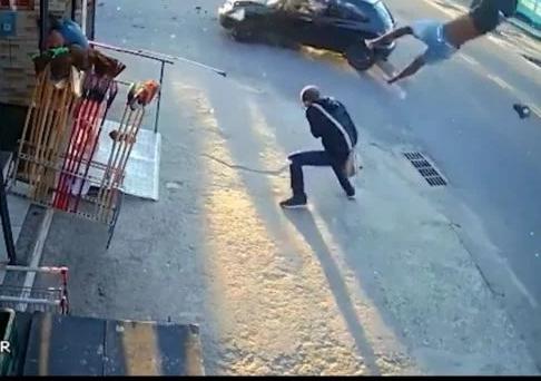 Homem é arremessado da moto e “voa” sobre pedestre; VÍDEO