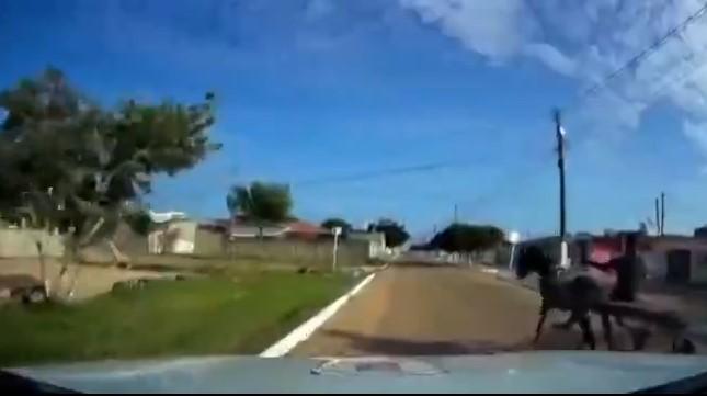 Homem tenta fugir da Polícia Militar numa carroça na Grande Natal